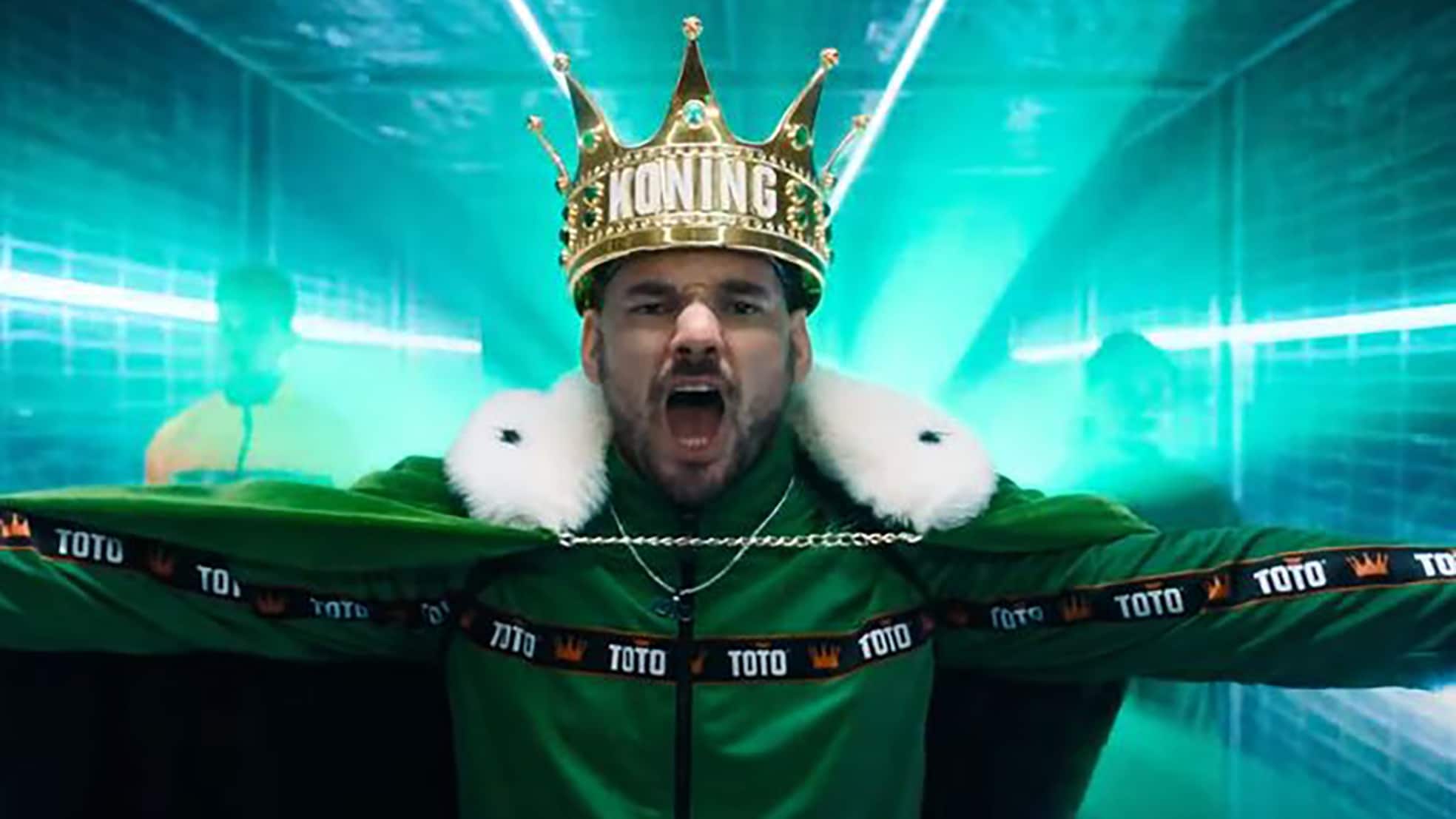 Wesley Sneijder in een reclame als Koning Toto.
