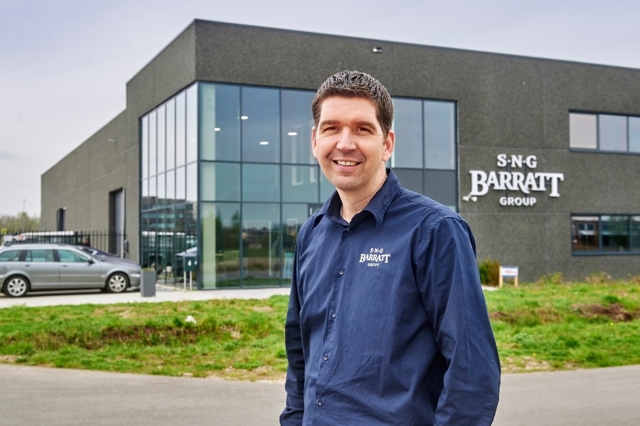 Marcus Geesink bij het nieuwe pand van SNG Barret. Foto: van Assendelft