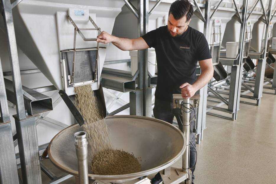 Sefa Bingul begon als barisa, nu leidt hij met zijn broer koffiebranderij Brandzaak in Vierpolders. Foto: AD/Peter de Jong Fotografie.