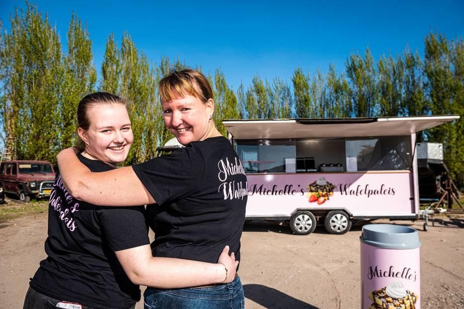 Moeder Daniella steunt de jonge onderneemster waar mogelijk. Foto: AD/Merel Klijzing.