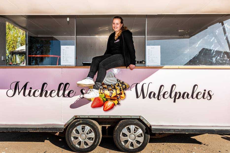 Michelle Hoorn (17) is met haar zelf verdiende geld een wafelkraam begonnen: Michelle's Wafelpaleis. Foto: AD/Merel Klijzing.