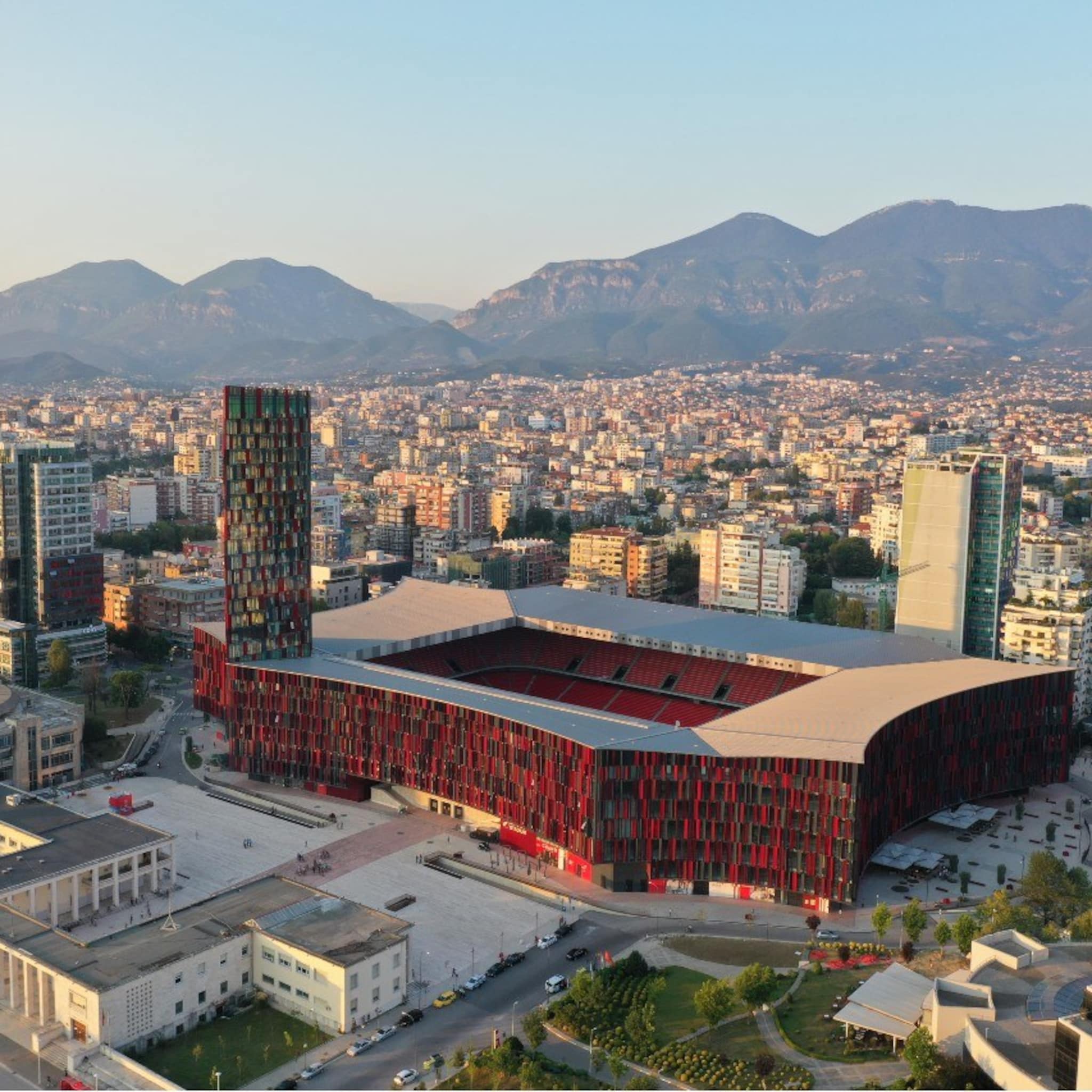 feyenoord fan jorik heeft een reisbureau in finalestad tirana