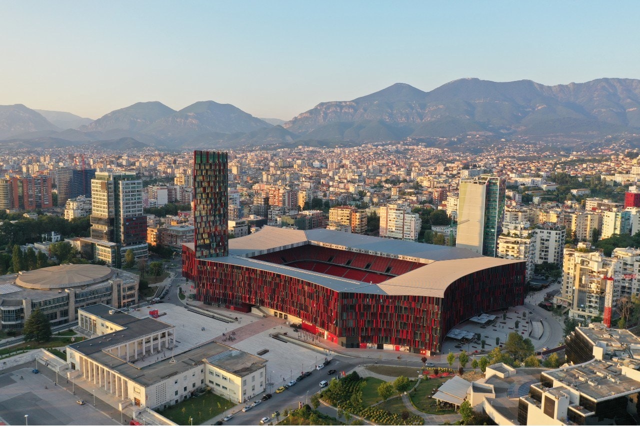 Het stadion in Tirana, Albanië, waar Feyenoord de finale van de Conference League gaat spelen. Foto: Shutterstock.