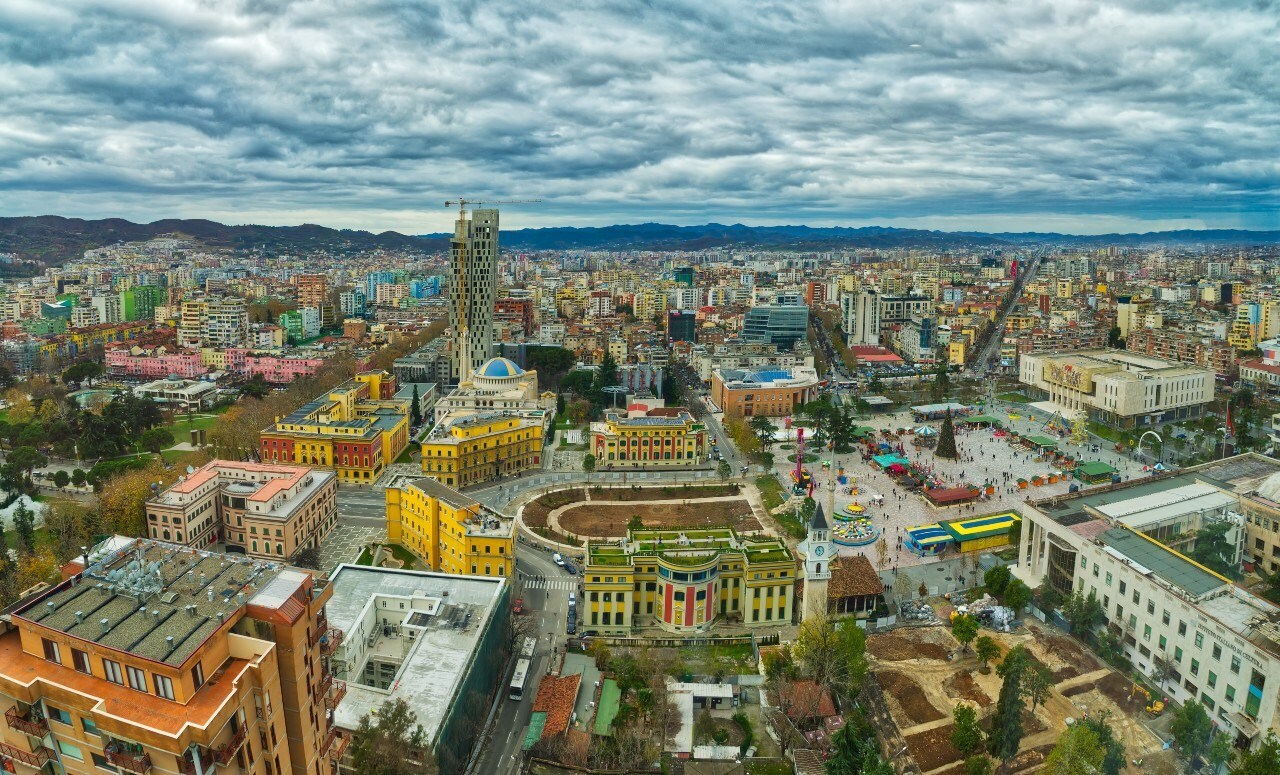 Het centrum van Tirana, de hoofdstad van Albanië, waar Feyenoord de finale van de Conference League gaat spelen. Foto: Shutterstock.