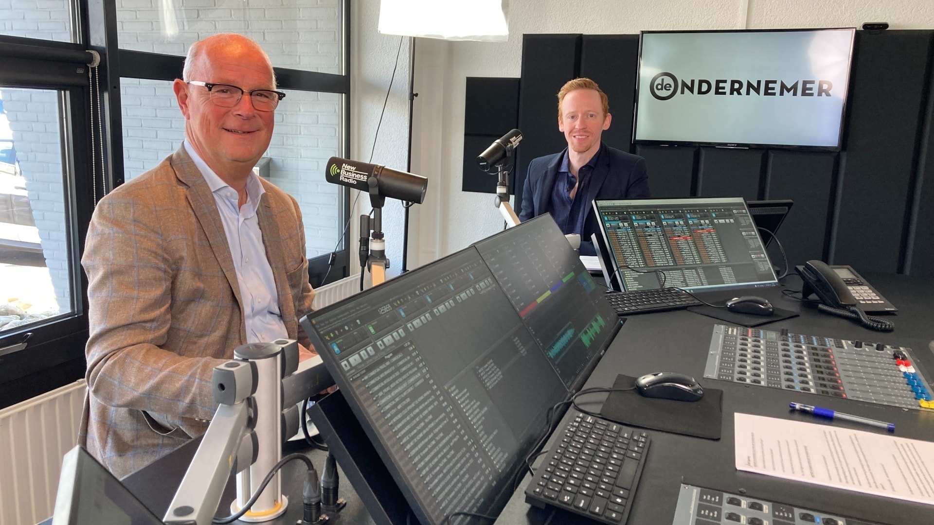 INretail-directeur Jan Meerman (links) als co-host van Ron Vergouwen in het radioprogramma 'Met de kennis van nu'.