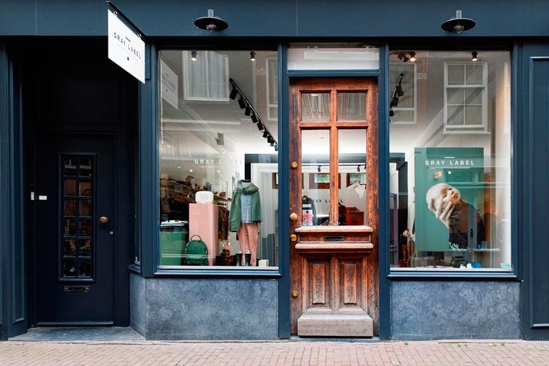 De winkel van Gray Label in het centrum van Amsterdam. 'Van de dimbare ledlampen tot aan de lunch: over alles is nagedacht en zo ecologisch mogelijk', zegt oprichter Emily Gray. Foto: The Mom