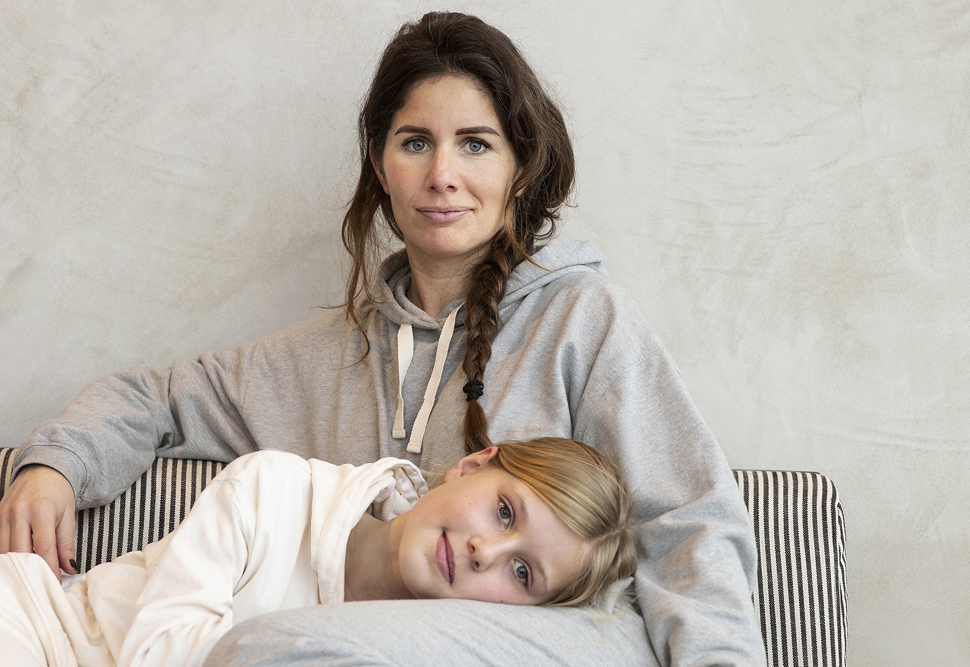 Emily Gray met een haar kinderen: 'Duurzaamheid zit bij ons in de hele keten: van zaadje tot eindproduct. Van de dimbare ledlampen tot aan de lunch: over alles is nagedacht en zo ecologisch mogelijk.' Foto Gray Label
