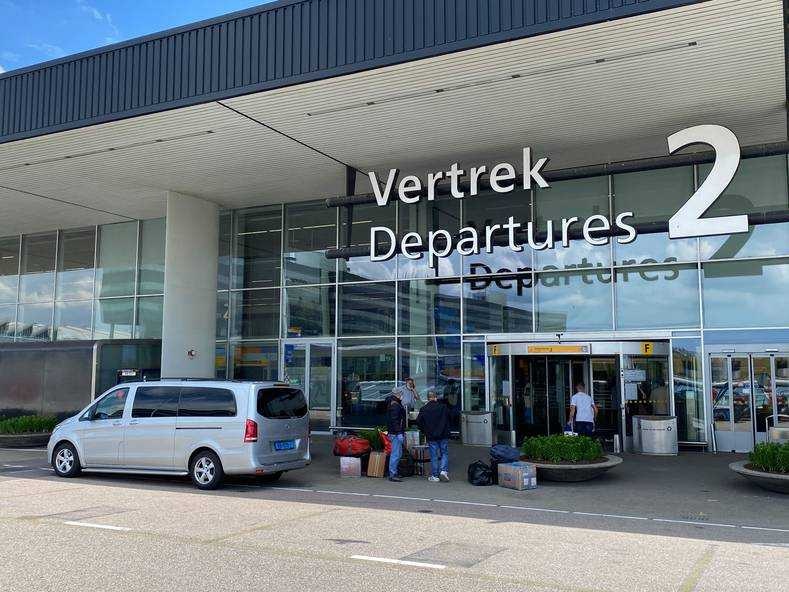 Op Schiphol zijn weer meer taxi's te zien. Foto: Roland Tameling