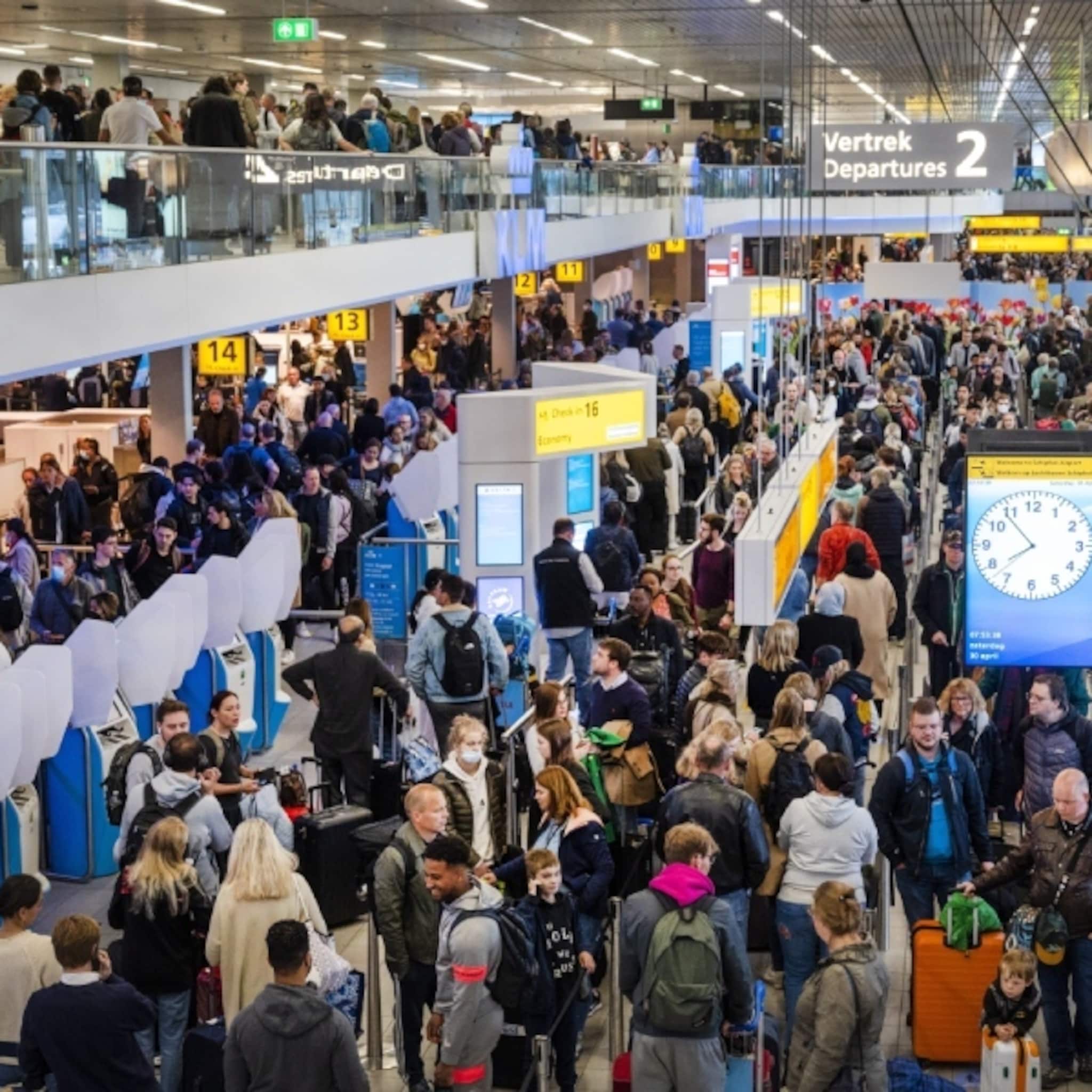 deze bedrijven profiteren van enorme drukte op schiphol we kunnen het niet meer aan