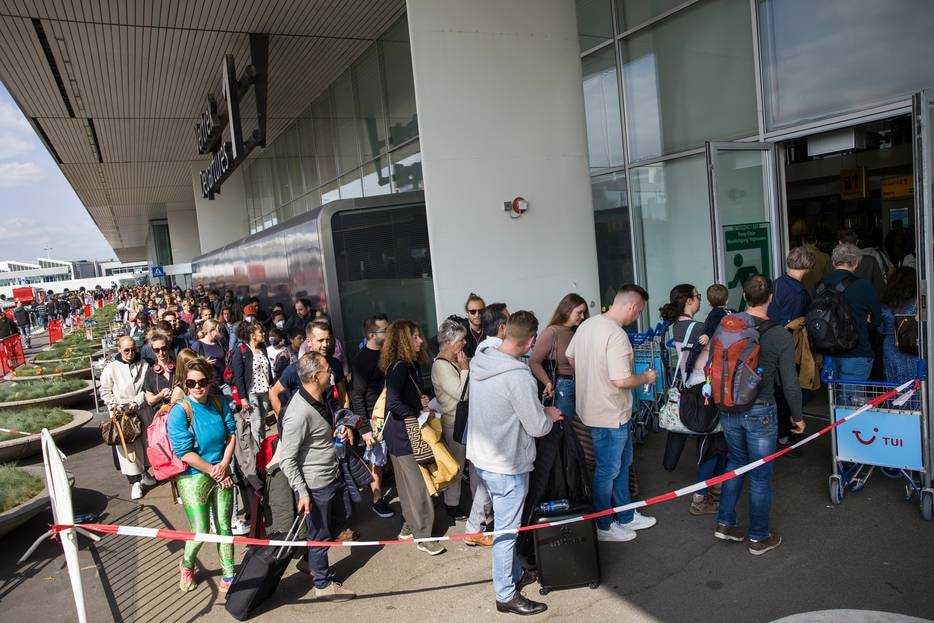 Lange wachtrijen op Schiphol zondag. Het tekort aan beveiligingspersoneel voor de handbagage- en reizigerscontrole was afgelopen weekeinde de voornaamste oorzaak. Foto: Arie Kievit/de Volkskrant.