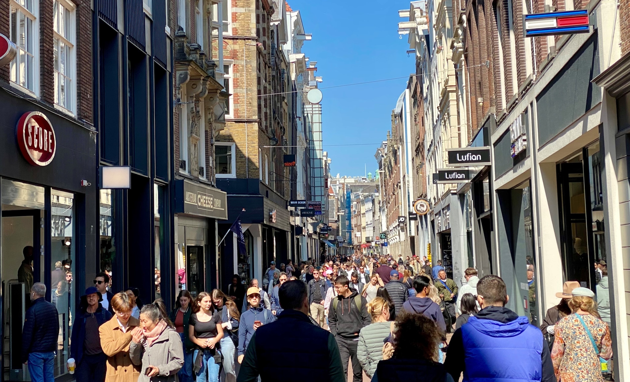 De Kalverstraat in Amsterdam, april 2022.