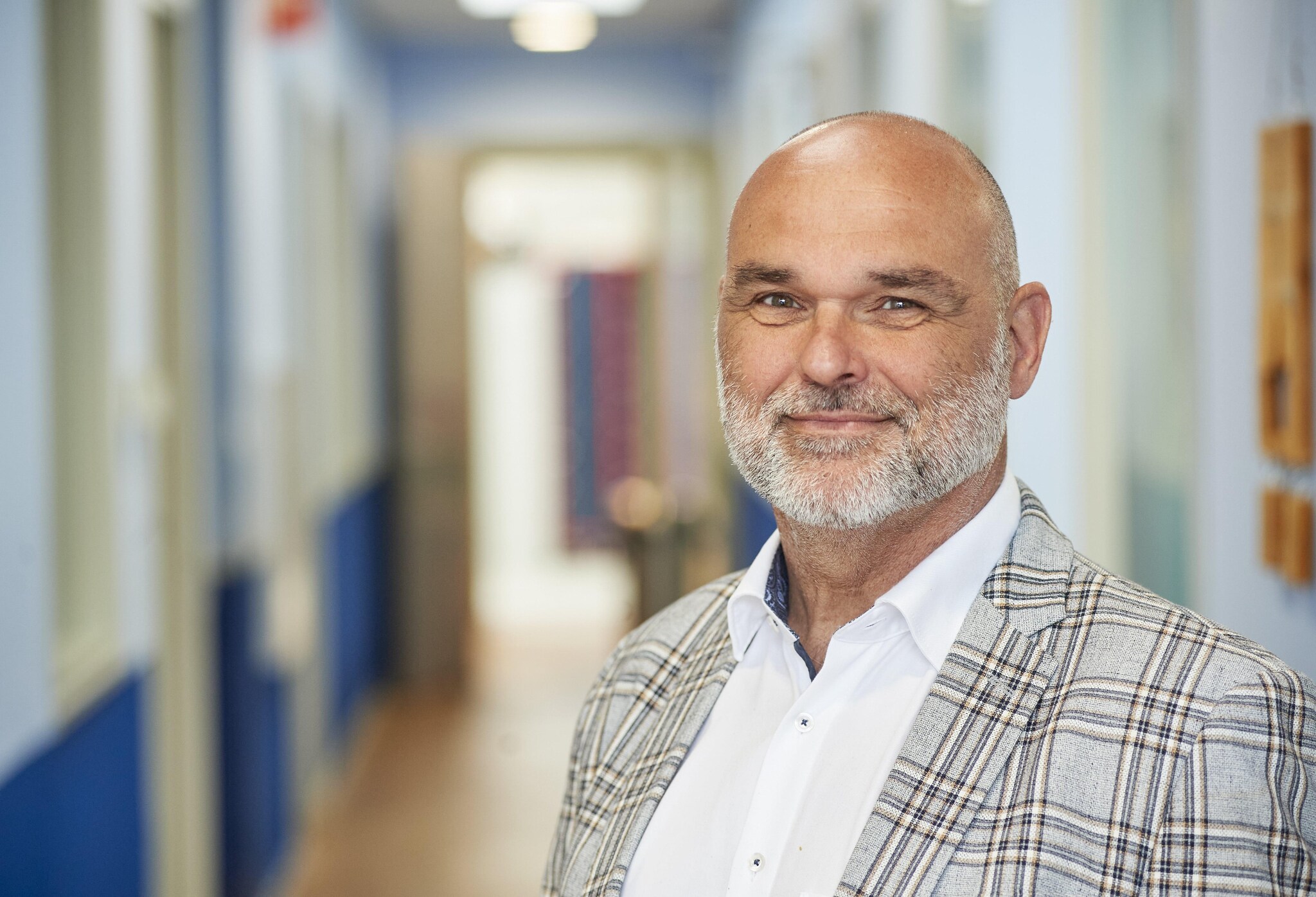 Directeur Kees Meijnen van Stiels B.V. ontwikkelde in samenwerking met TNO lichtgewicht flexibele zonnepanelen. Foto vanassendelft