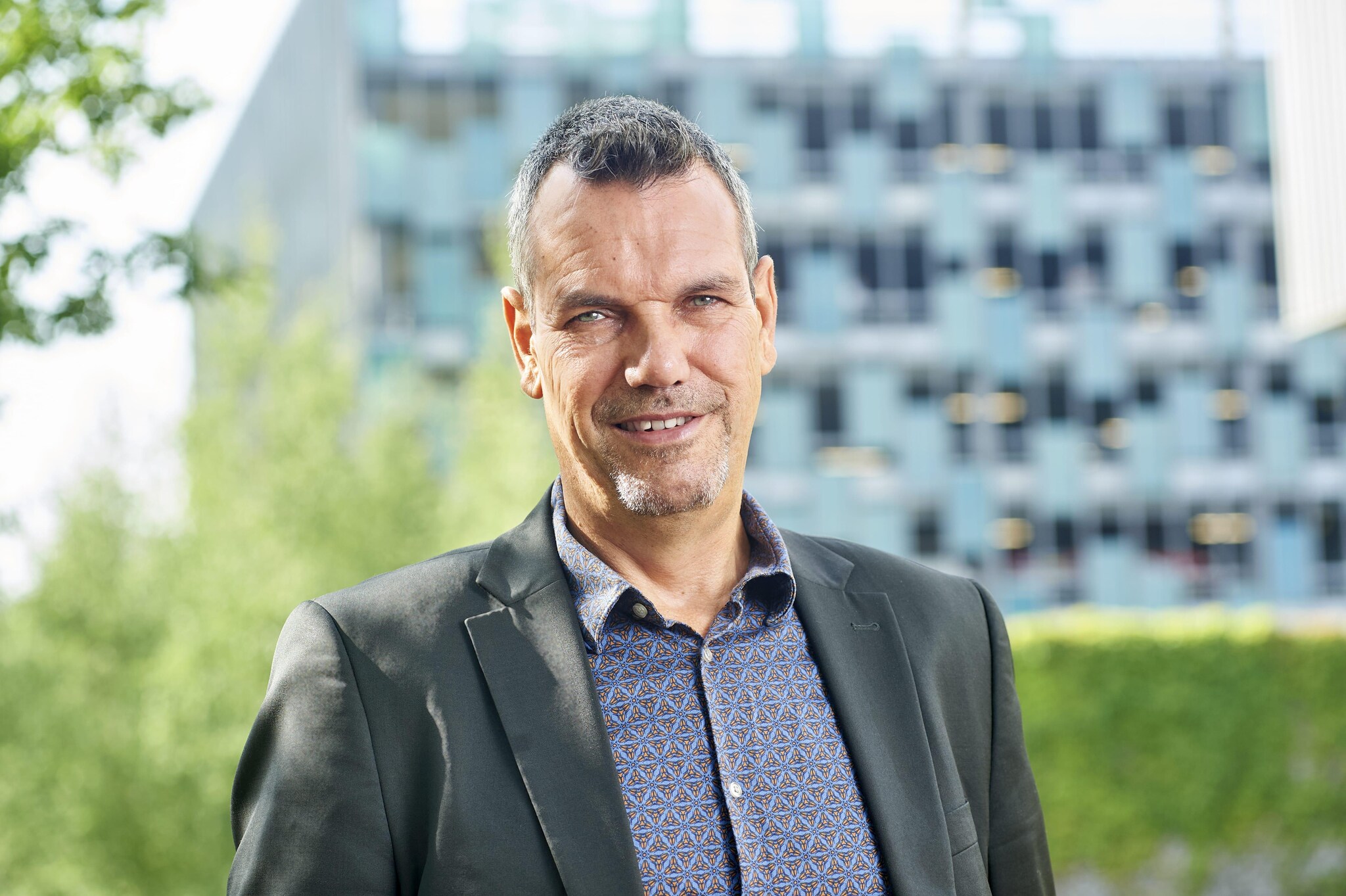 Samen met ondernemers ontwikkelt TNO productieprocessen en toepassingen die zonnecellen integreren in de bestaande schil van bouwmaterialen. ,,Dat voorkomt dat het de omgeving ontsiert, terwijl er een enorm potentieel bij komt,” aldus Peter Toonssen. Foto vanassendelft