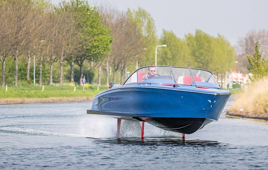 Eric Caroen 'vliegt' over het water met de Candela. Foto: Johan van der Heijden