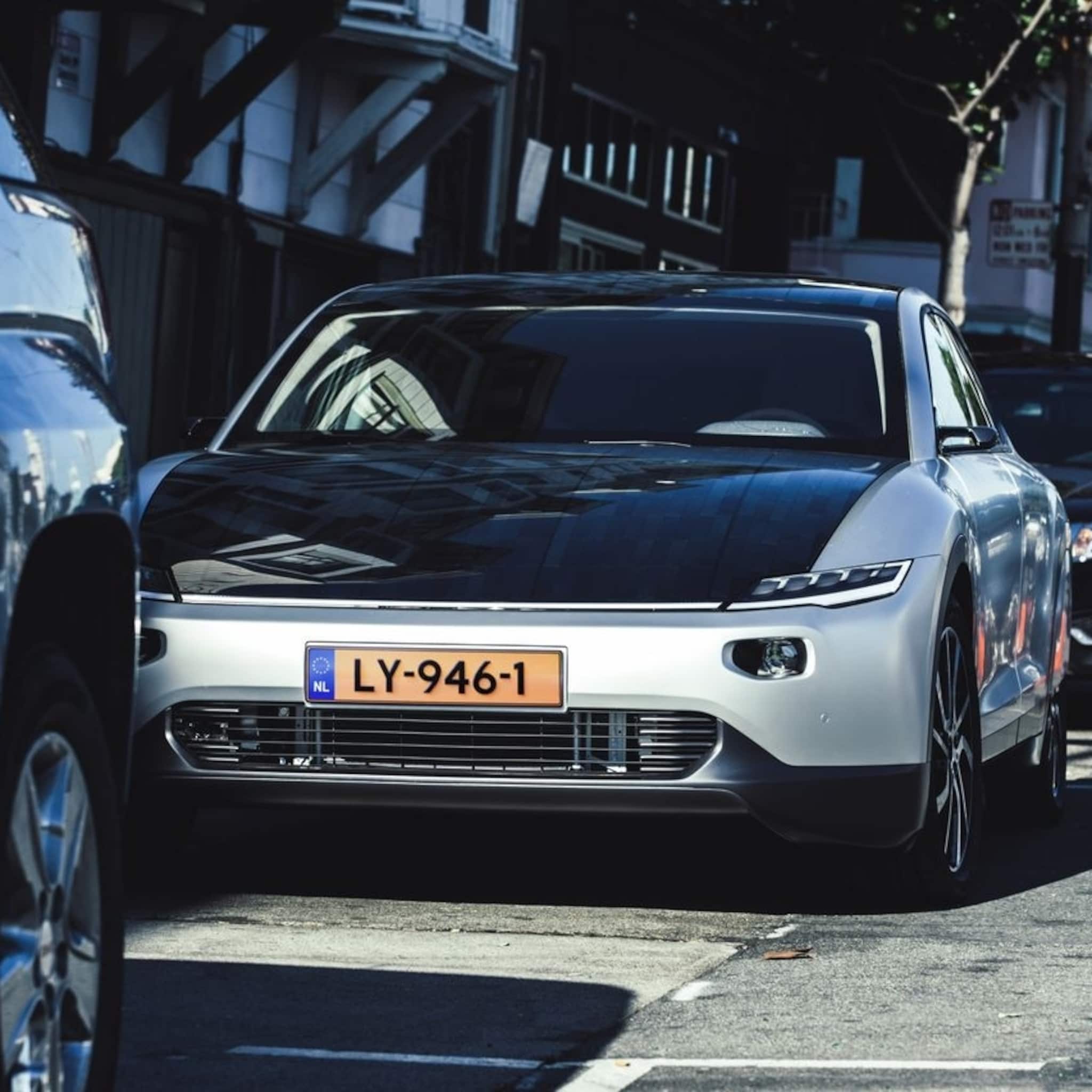 zonneauto lightyear one eindelijk op weg naar klanten