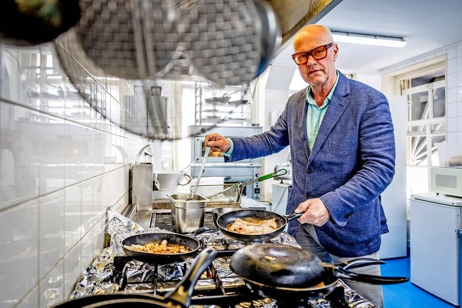 Dries Schilten van Centre Ville in Dordrecht is met spoed op zoek naar een kok. Foto: AD/Jeffrey Groeneweg.