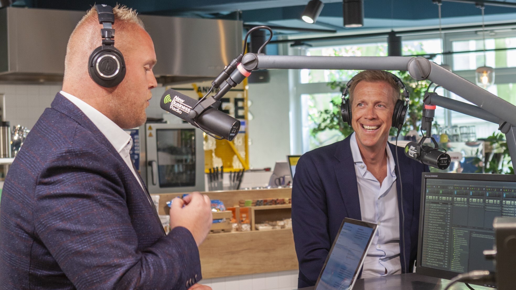 Harold Hamminga in de studio bij Roland Tameling.