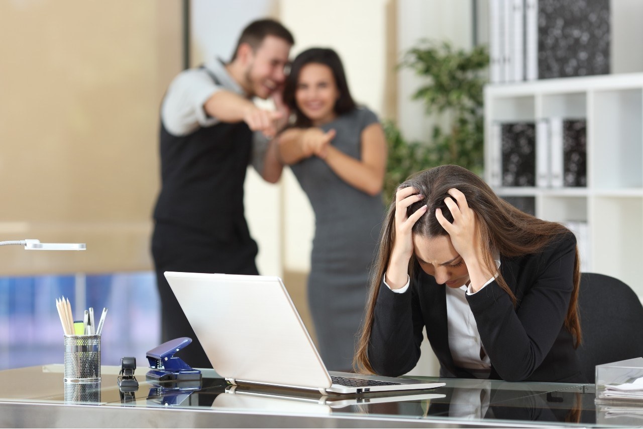Pesten op het werk gebeurt overal, maar er rust een groot taboe op. Foto: Shutterstock