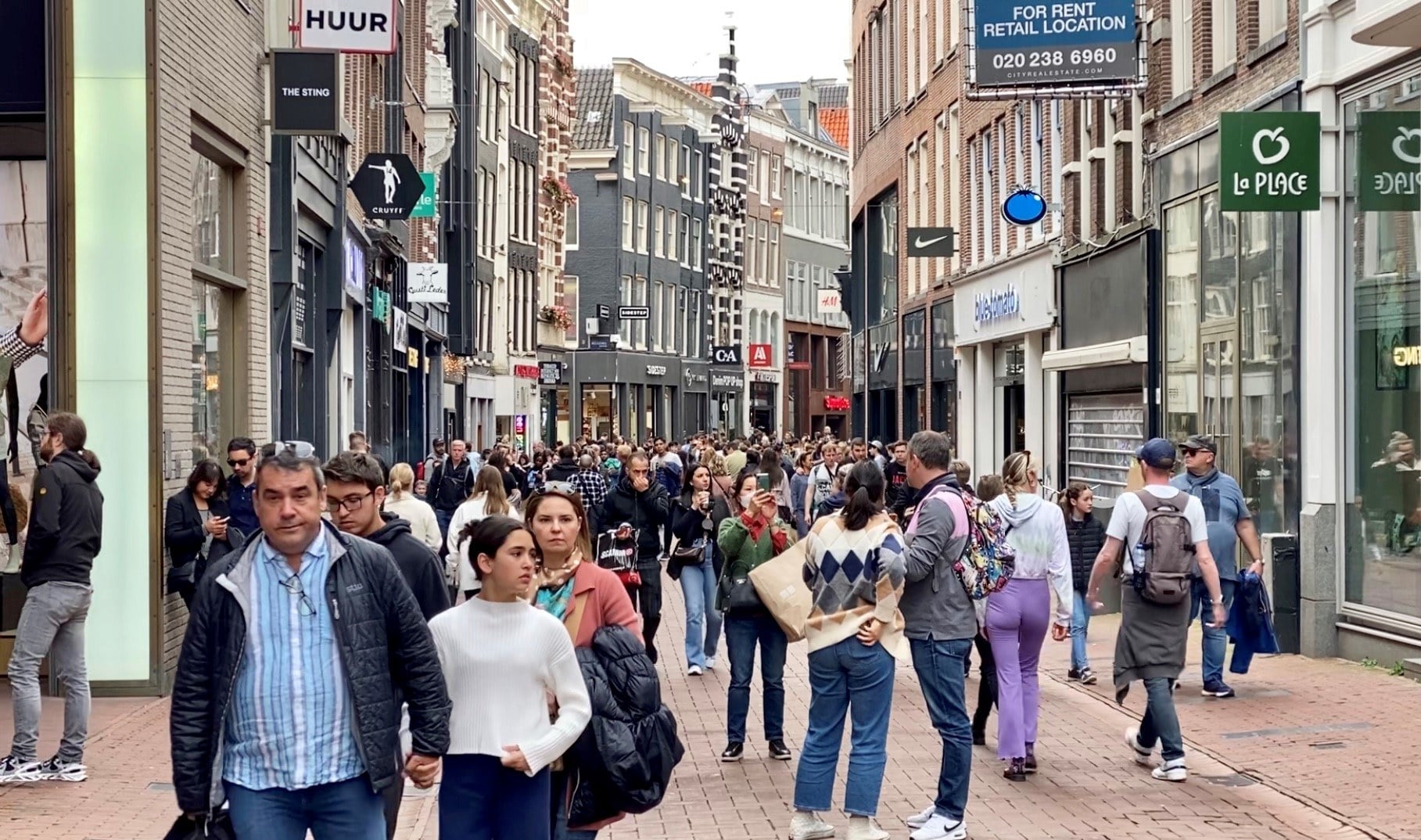 De Kalverstraat in Amsterdam, op Witte Donderdag, 14 april jl.