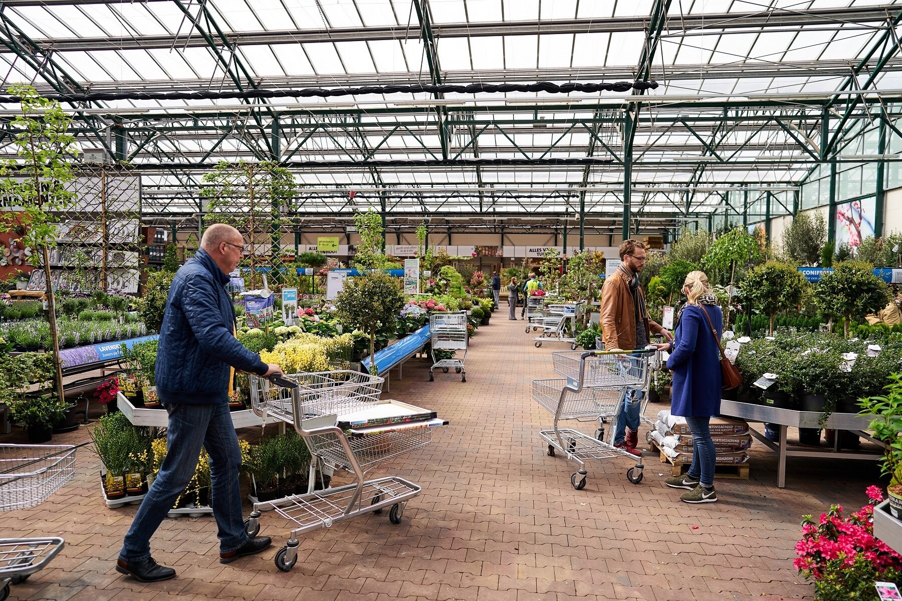tuincentra en bouwmarkten druk met paasweekend
