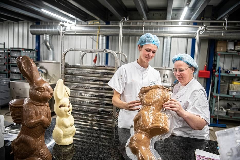 Kim Hultermans (links) vult een chocoladepaashaas. Foto: Koen Verheijden/BD.