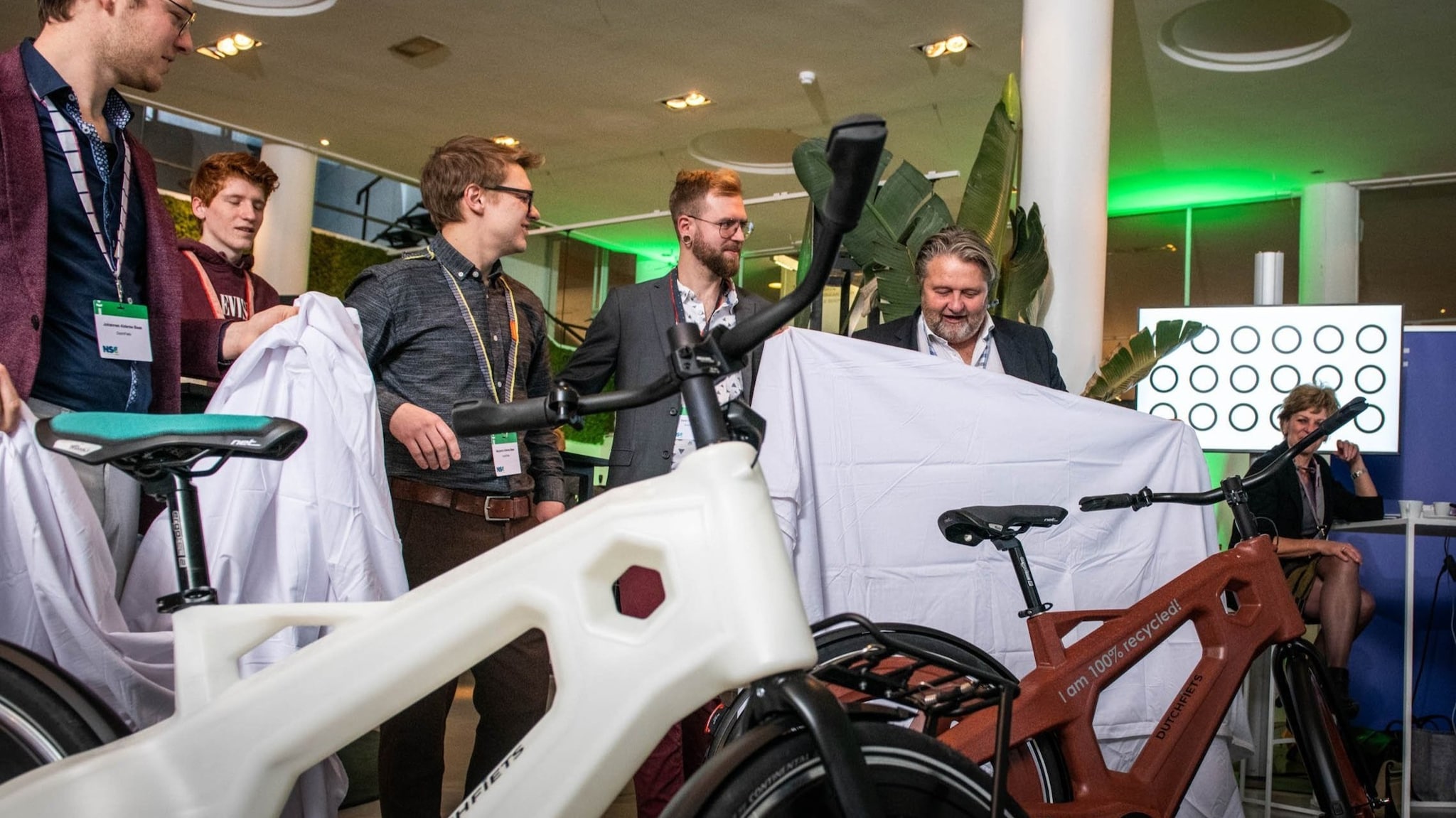 Tijdenshet Nationaal Sustainability Congres onthulde duurzame ondernemerRuud Koornstra de nieuwe fiets op de stand van DutchFiets. Foto: DutchFiets