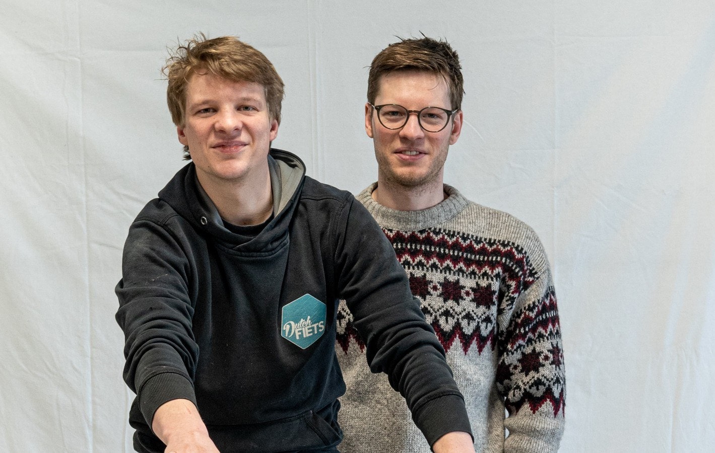 Johannes (rechts) en zijn broer Benjamin zijn echte techneuten, net als hun opa die ookfietsenmaker was. Foto: Cees Wouda