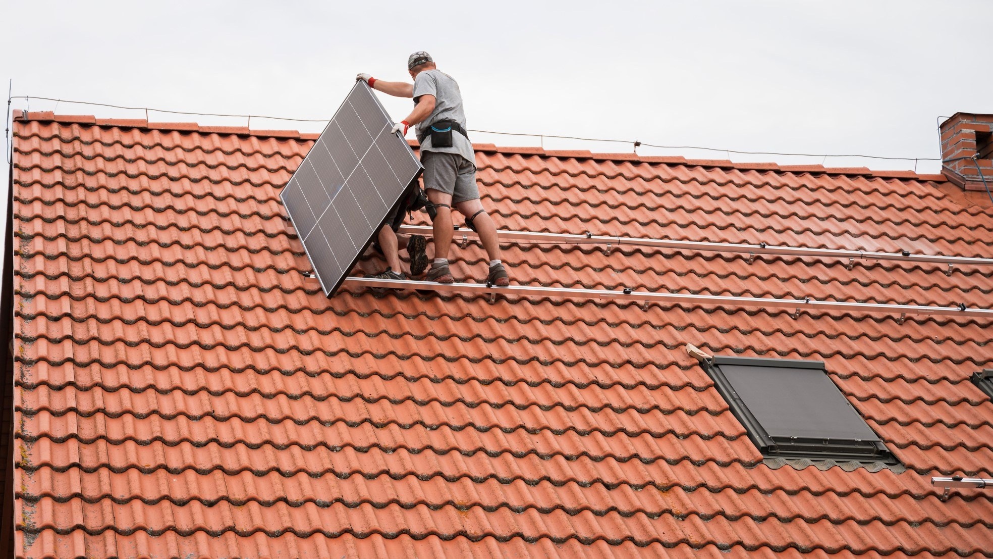 Onder meer installateurs van zonnepanelen zijn steeds harder nodig. Foto: Shutterstock