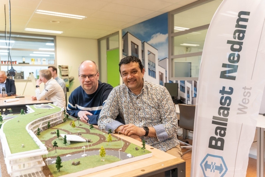 Roeland den Tuinder van Ballast Nedam West en vakdocent Hans Ammersing (rechts). Foto: Anjali Ramnandanlall.