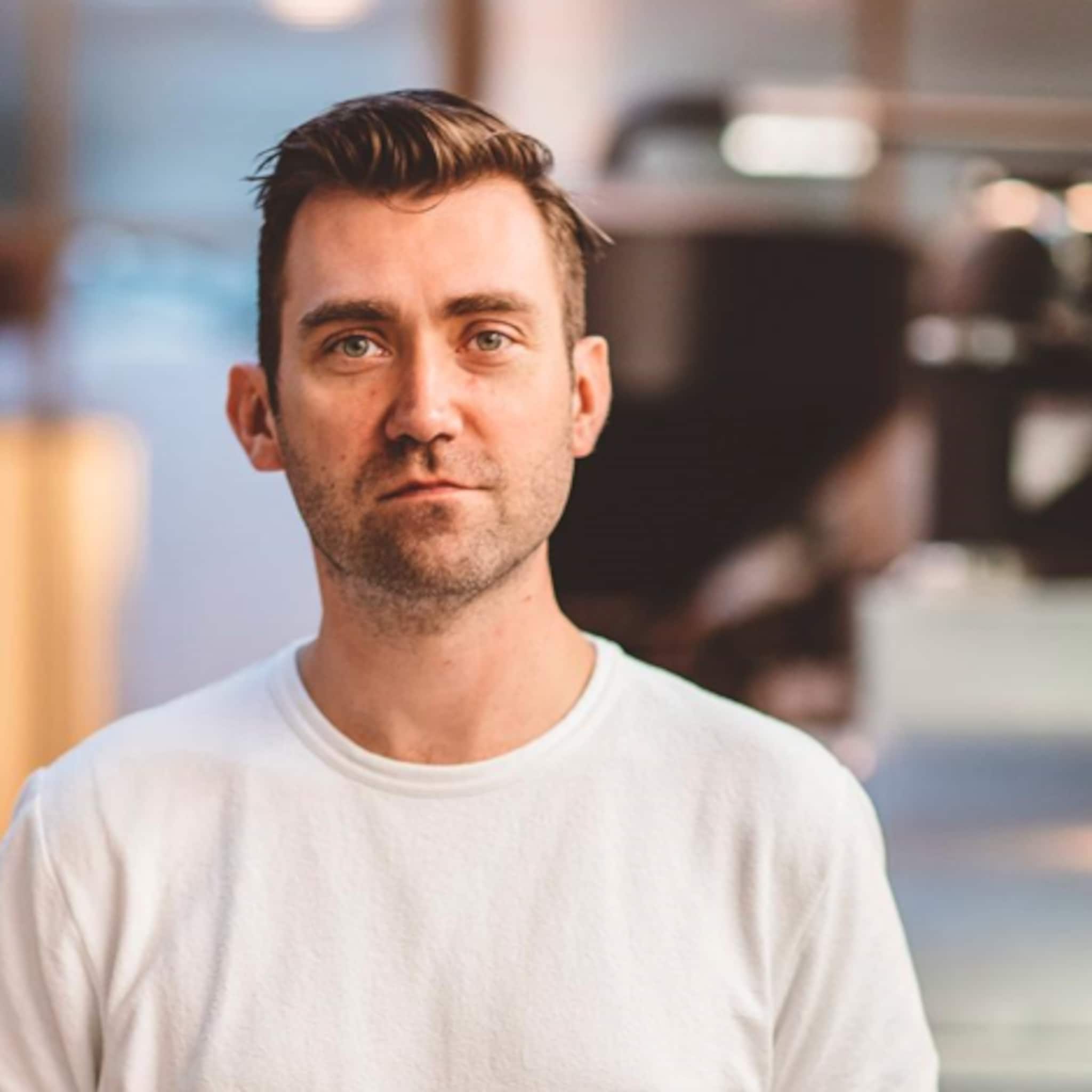 koffiebrander paul sharo man met bril koffie start koffiehotel in rotterdam