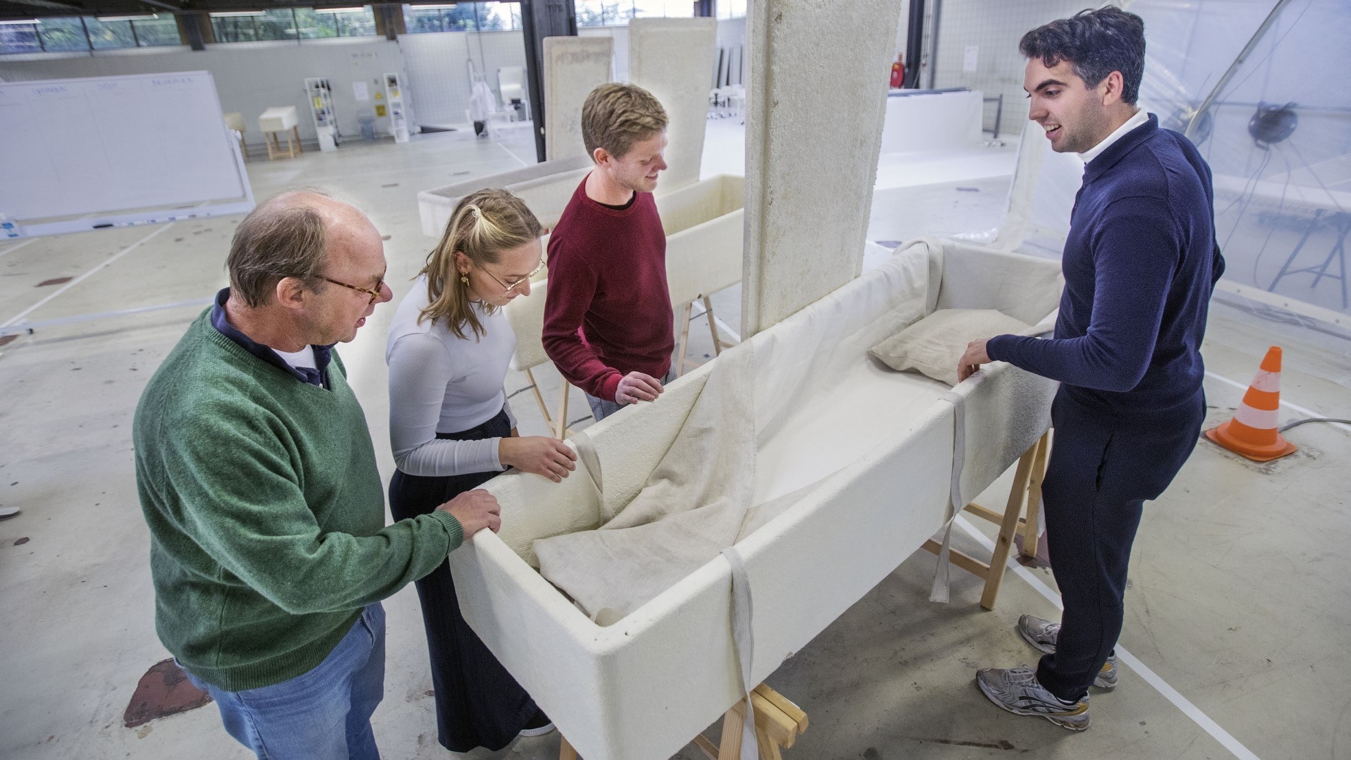 De doodskisten zijn gemaakt van levend materiaal. Foto: Frank Jansen