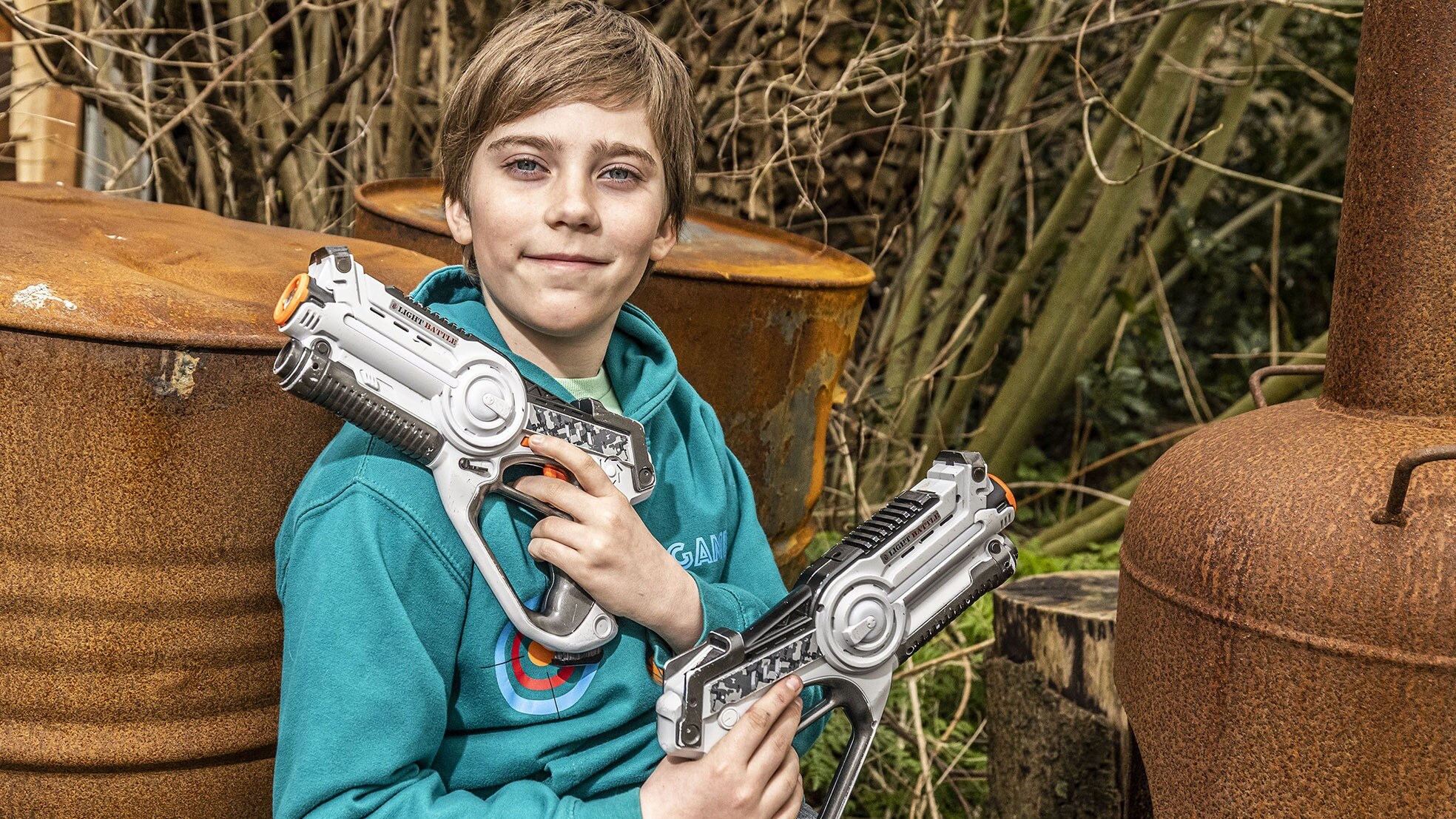 Guus Zuiderwijk (13) de ondernemer achter Lasergame Westland Verhuur. Foto: Thierry Schut