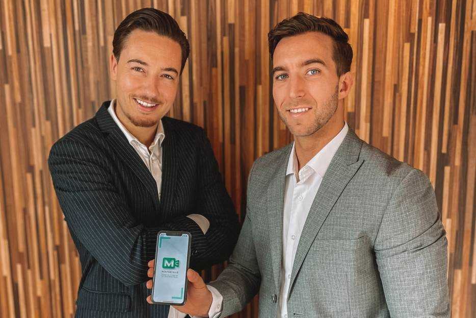 Danny Coppenrath (links) en Maurice Weber met hun app MentorCalls.