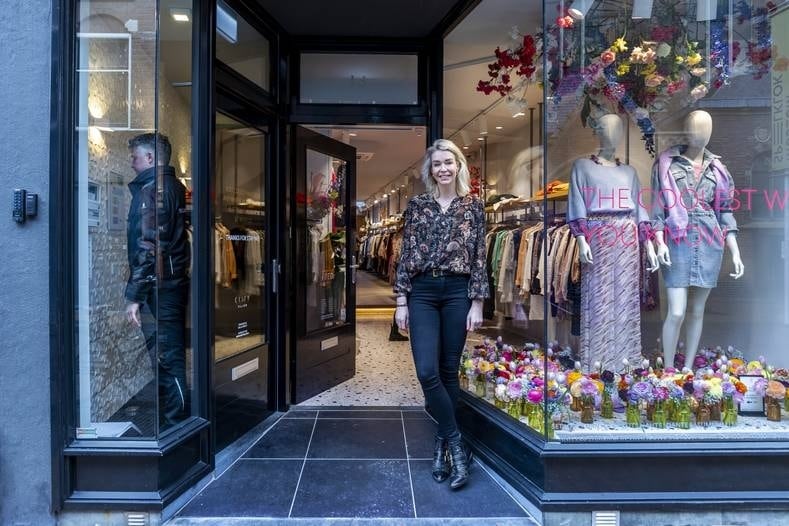 Frederiek Waninge startte vier jaar geleden een bijzondere combinatie van kledingwinkel (House of Fred) en boetiekhotel (Cozy Pillow). Foto: Angeliek de Jonge.