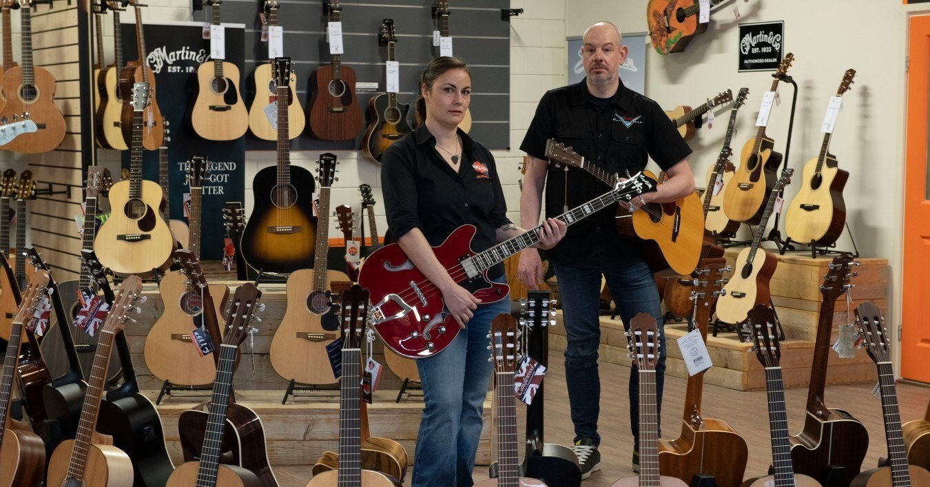 Aad van Holsteijn en zijn partner Marijke stopten hun muziekwinkel door corona. Foto: William Hoogteyling.