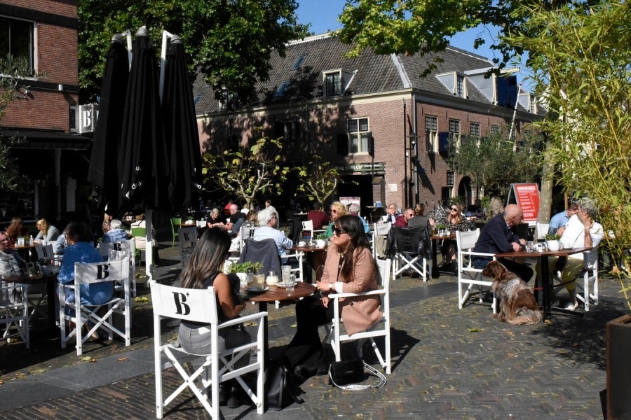 Het Kerkplein in Woerden waar op de hoek met de Groenendaal Breuren zit en in de achtergrond Stadshotel Van Rossum. Foto: Rianne den Balvert
