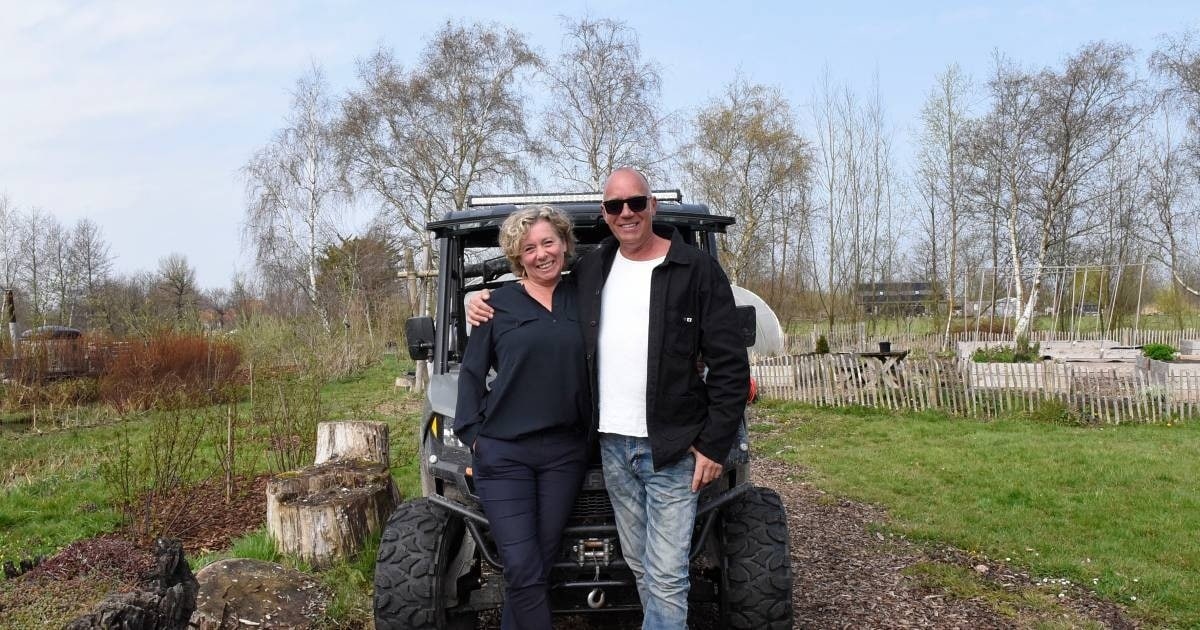 Ed en Wieteke Breuren op het terrein bij hun boerderij in Woerdense Verlaat. Foto: Rianne den Balvert
