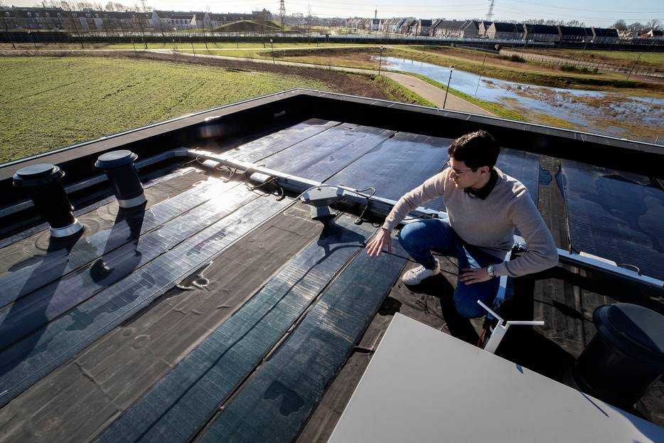 Pau Brossa Rodriguez laat zien hoe op het dak van het Casa-huis zonnepanelen en - collectoren energie opwekken. Foto: Kees Martens/DCI Media