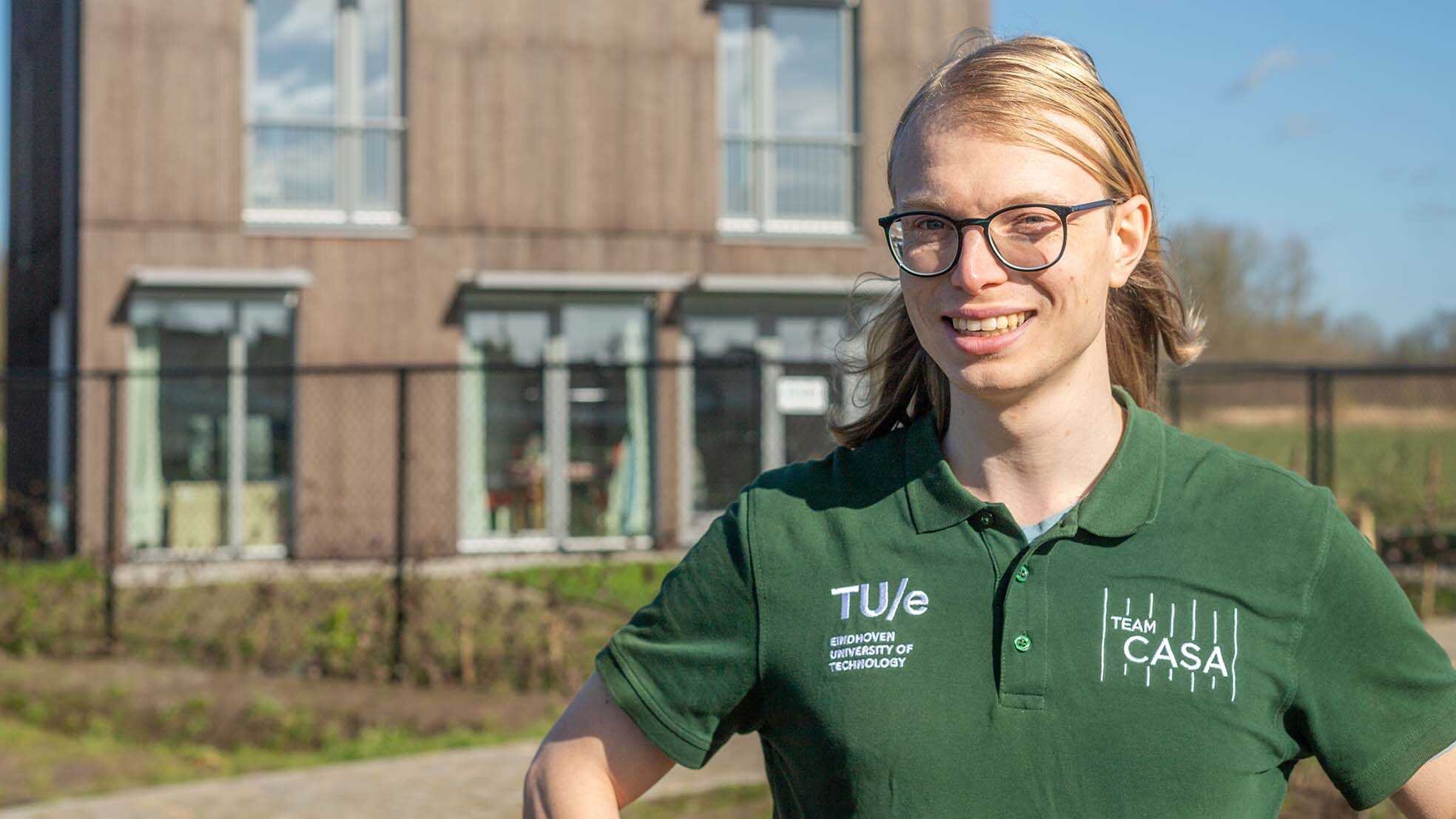 Antoine Post, van studenten naar ondernemer, voor het Casa-huis in Helmond. Foto: Rien Boonstoppel,
