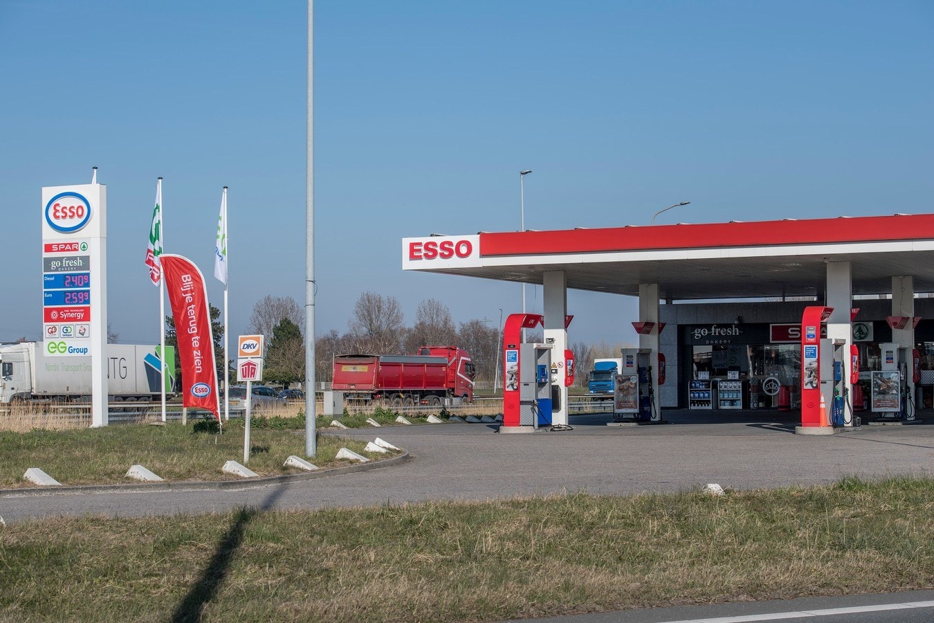 Vanwege de hoge brandstofprijzen worden de tankstations langs de snelwegen, waaronder de Esso langs de A15, massaal door de automobilisten en vrachtwagens gemeden. Foto: Raphael Drent.
