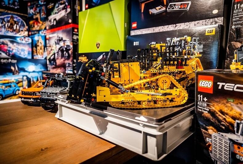 Een gedeelte van het assortiment van Arnold de Heer met caterpillar. Foto: Jeffrey Groeneweg