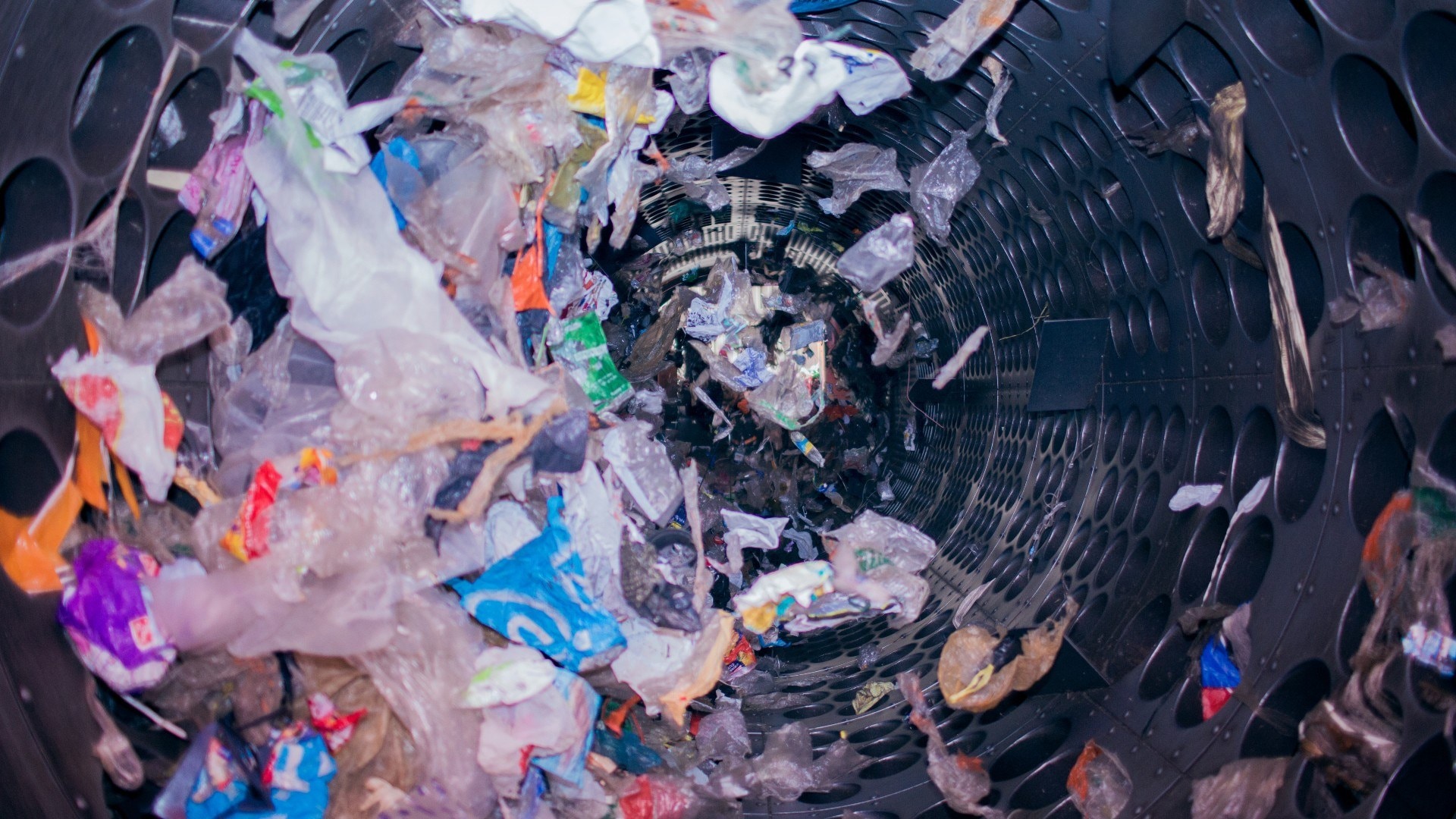 Deze zeeftrommel sorteert lichte plastic verpakkingen. Foto: Stichting Afvalfonds Verpakkingen