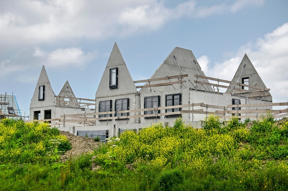 Om aan de enorme vraag naar woningen te kunnen voldoen bouw aannemer Plegt-Vos ze als prefab in een fabriek en monteert ze op de bouwplaats. Foto: Shutterstock