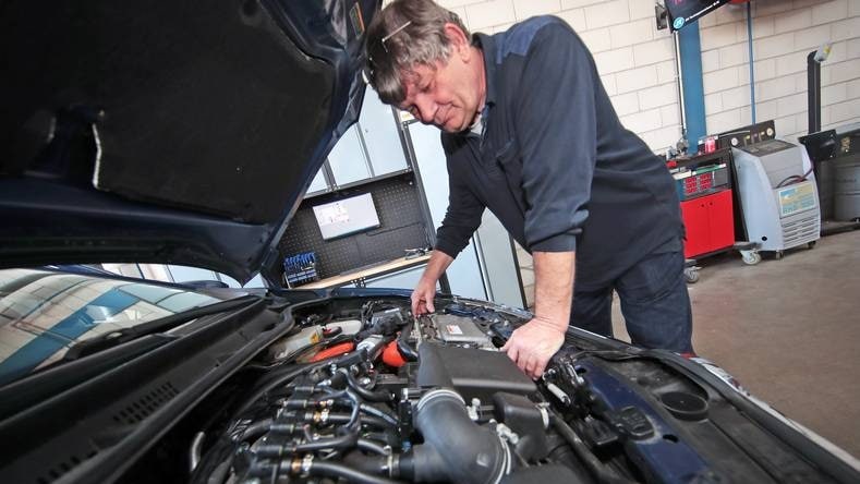 Monteur Ad Kattestaart: ,,Dit is specialistisch werk." Foto: John de Pater