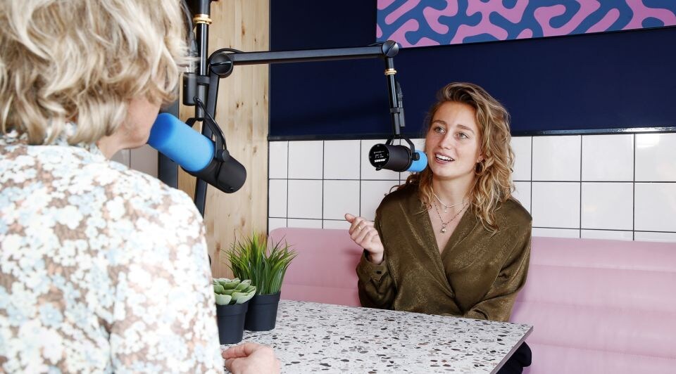 Eva van Diermen voor de podcastserie Droomstart in gesprek met reisondernemer Elske Doets. Foto: Ruud Voest.