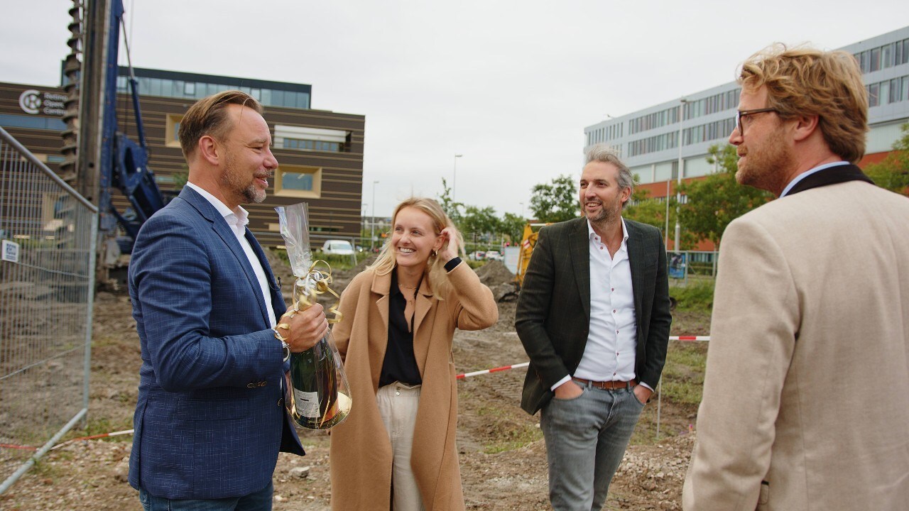 Bart Stolmeijer (rechts) ontvangt op het bouwterrein de Utrechtse wethouder Klaas Verschuure. Foto: Boerhaave