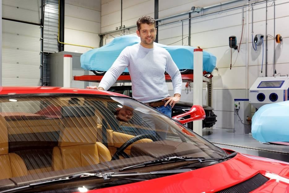 Rick van Stippent achter een ‘fabrieksnieuwe’ Ferrari Testarossa. Foto: Jan Zandee