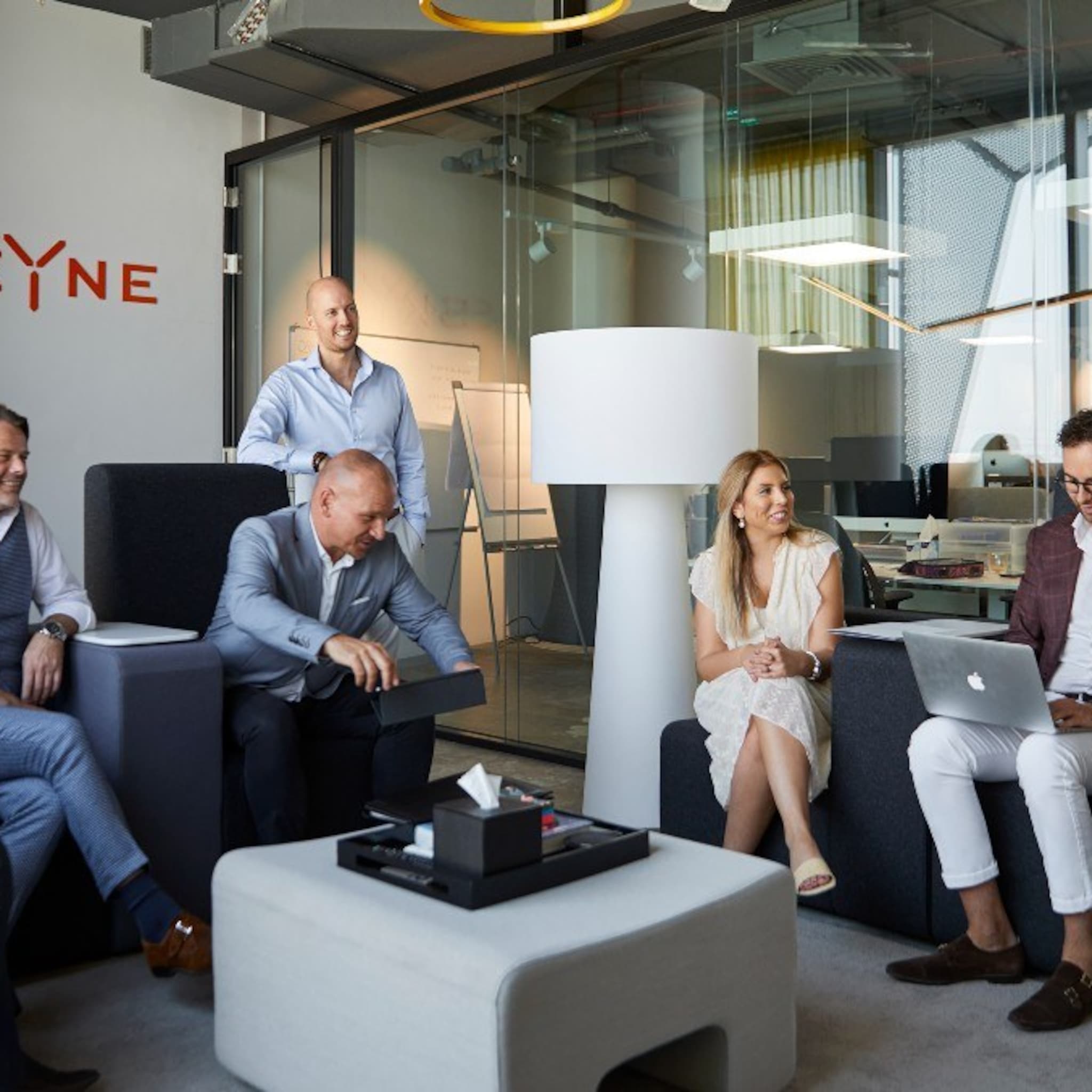 nederlands bedrijf skyne verovert wereld vanuit dubai met virtuele mode en nft