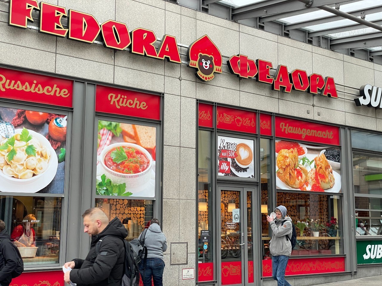 Fedora, een traiteur die onder meer Russische taarten, salades en andere hapjes verkoopt, met filialen in Berlijn. ,,Ik merkte dat het de eerste week meteen iets rustiger was. Veel mensen meden de winkel om politieke redenen", vertelt medewerker Yelena.