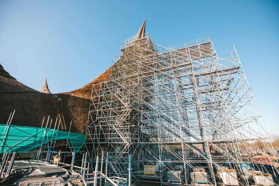 Om de rieten kap van de ingang van de Efteling te kunnen herstellen, zijn enorme steigers gebouwd. Foto: Efteling